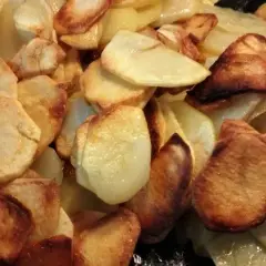 Najlepszy przepis na domowe talarki ziemniaczane na patelni: krok po kroku