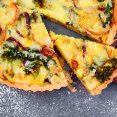 Fit tarta wytrawna na 5 sposobów: przepis na zdrową przekąskę do 300 kcal