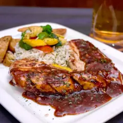 Odmień swoje BBQ dzięki 6 przepisom soczystego karczka z grilla