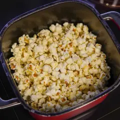 Jak zrobić popcorn maślany na patelni: najlepszy przepis krok po kroku