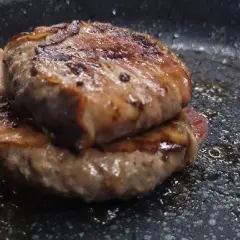 Jak usmażyć burgera na patelni: przepis na soczystego domowego hamburgera