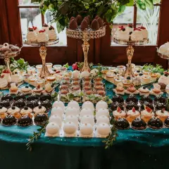 Idealne naczynia na słodki stół - jak zorganizować candy bar na przyjęcie