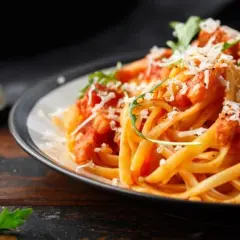 Jakie przyprawy do sosu bolognese, aby uzyskać wyjątkowy smak?