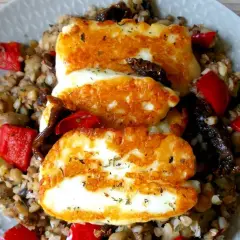 Najlepsza sałatka z serem halloumi i suszonymi pomidorami - prosty przepis
