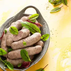 Jak upiec białą kiełbasę? Domowy smak bez wysiłku - prosty przepis