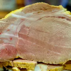 Schab gotowany na zimno? Niezawodny przepis na domową imprezę