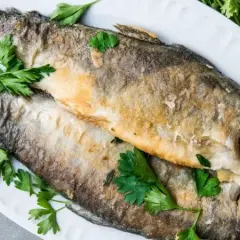 Jak usmażyć pstrąga na głębokim oleju? Sekrety chrupiącej skórki