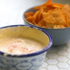 Domowy sos serowy do nachosów? Przepis na hit każdej imprezy