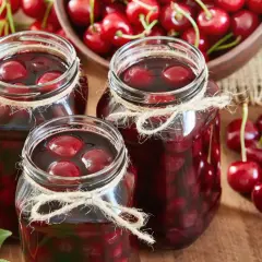 Kompot z wiśni mrożonych: jak zrobić pyszny napój na upalne dni?