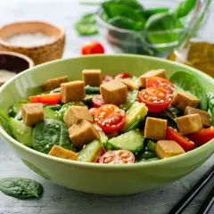Jak przygotować tofu do sałatki, aby było pyszne i chrupiące