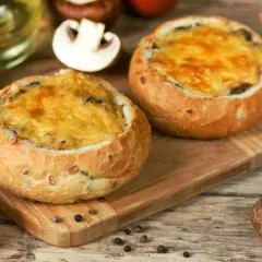 Zapiekanka chlebowa Lidl – smaczne przepisy na wykorzystanie resztek chleba