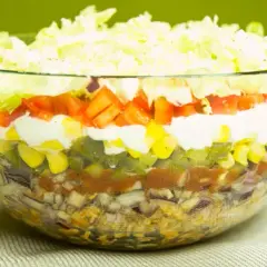 Ile kalorii ma sałatka gyros? Sprawdź, co możesz zyskać lub stracić