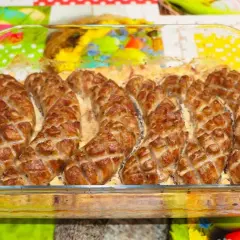 Biała kiełbasa z cebulą! 5 smakowitych przepisów na Wielkanoc