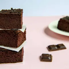 Mało kaloryczne brownie bez wyrzeczeń: prosty przepis na fit deser