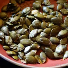 Jak uprażyć pestki dyni na patelni - prosty sposób na domową przekąskę