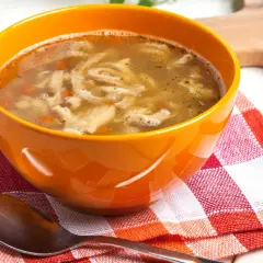 Jakie przyprawy dodać do flaków, by uzyskać niezapomniany smak?