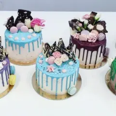 Tort drip cake dla chłopca: Jak zrobić i udekorować na urodziny