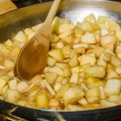 Prażone jabłka na patelni: domowy przepis na pyszny deser krok po kroku
