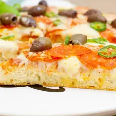 Jak zrobić pizzę na patelni bez piekarnika: szybki przepis krok po kroku