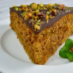 Najlepsze domowe ciasto marchewkowe z pistacjami: przepis krok po kroku