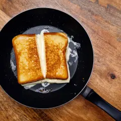 Najlepszy sposób na zrobienie pysznego tosta na patelni w 5 prostych krokach