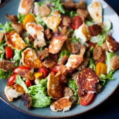 Sałatka z serem halloumi i suszonymi pomidorami - przepis krok po kroku
