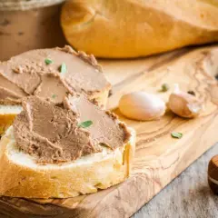 Jakie przyprawy do pasztetu, aby wzbogacić smak i aromat?