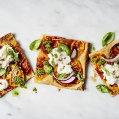 Domowy przepis na fit pizzę z patelni - oszczędź 300 kcal już dziś!
