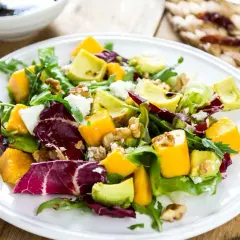Domowa sałatka z mango, pomidorem i fetą: prosty przepis krok po kroku