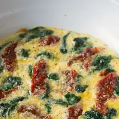 Najlepszy przepis na omlet ze szpinakiem i suszonymi pomidorami - krok po kroku