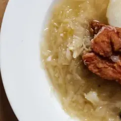 Ile kalorii ma zupa kapuśniak z ziemniakami? Zaskakujące wartości!