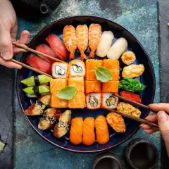 Jak się je sushi na ciepło czy zimno? Odkryj prawdę o serwowaniu