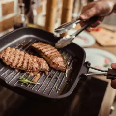 Jak smażyć na patelni grillowej? Zostań mistrzem dzięki 3 technikom