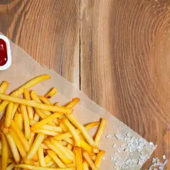 Ile smażyć frytki na patelni, żeby były idealnie chrupiące?