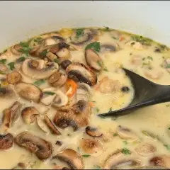 Jakie przyprawy do zupy pieczarkowej? Sekret wyrazistego smaku