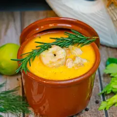 Prosta zupa tajska: jak wyczarować orientalny smak w swojej kuchni?