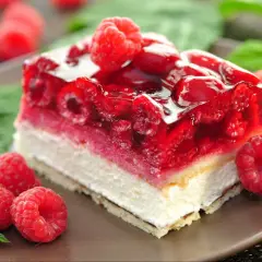 Przepisy na ciasta z malinami bez pieczenia, które zachwycą każdego