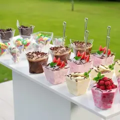 Pudełeczka na mini deserki: estetyczne rozwiązanie dla cukierników