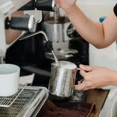 Ile ml mieści szklanka mleka? Kuchenny przelicznik, który zaskoczy