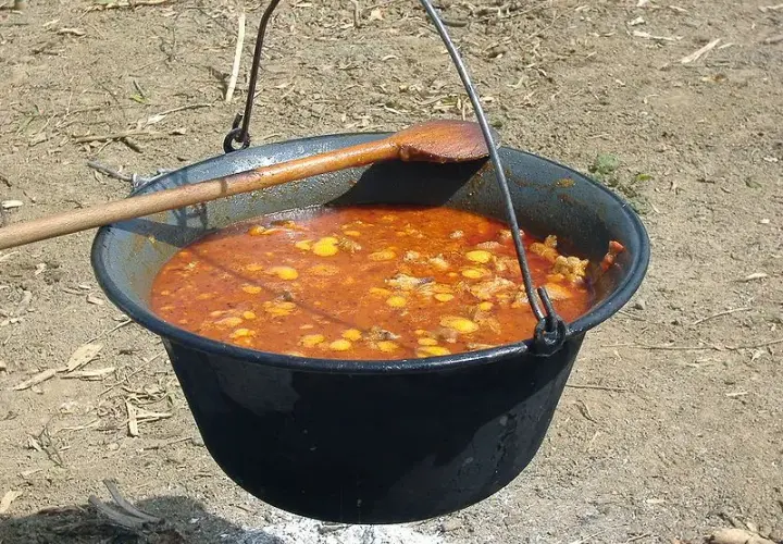 Jak się robi zupę gulaszową - prosta receptura na pyszną zupę