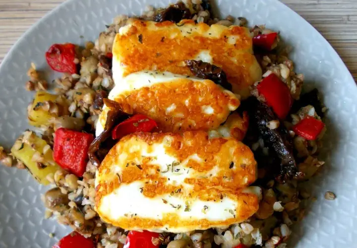 Najlepsza sałatka z serem halloumi i suszonymi pomidorami - prosty przepis