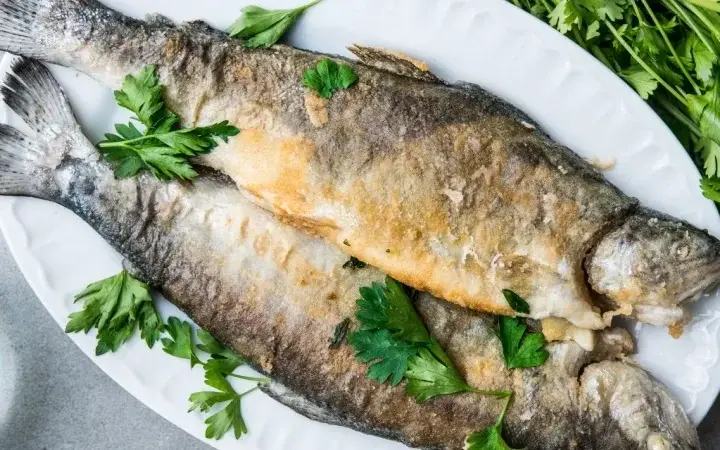 Jak usmażyć pstrąga na głębokim oleju? Sekrety chrupiącej skórki