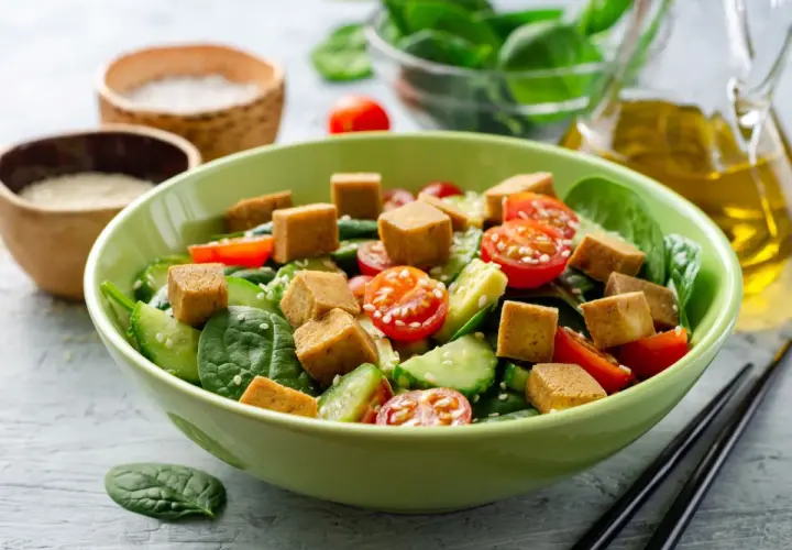 Jak przygotować tofu do sałatki, aby było pyszne i chrupiące