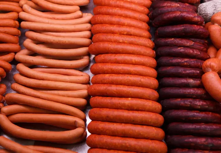 Jakie przyprawy do kiełbasy szynkowej? Odkryj najlepsze smaki!
