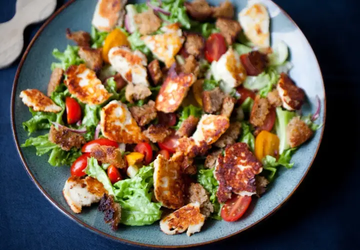 Sałatka z serem halloumi i suszonymi pomidorami - przepis krok po kroku