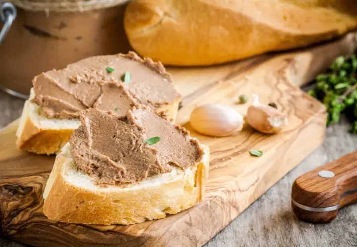Jakie przyprawy do pasztetu, aby wzbogacić smak i aromat?
