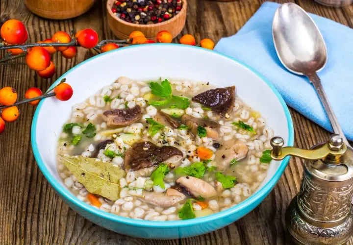 Ile kalorii ma zupa krupnik? Sprawdź, ile możesz zjeść bez wyrzutów!