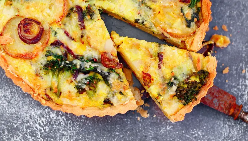 Fit tarta wytrawna na 5 sposobów: przepis na zdrową przekąskę do 300 kcal