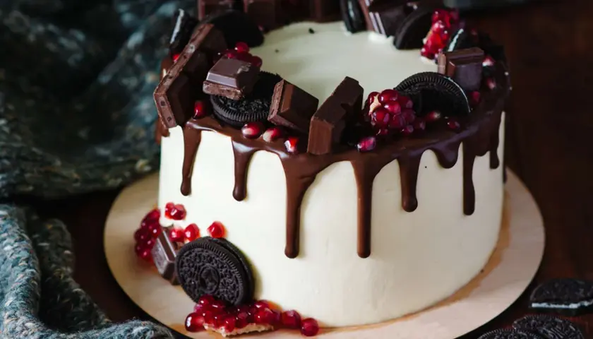 Jak zrobić tort drip cake dla chłopca - najlepsze pomysły na dekoracje