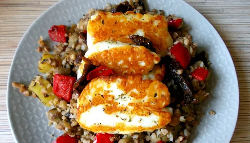 Najlepsza sałatka z serem halloumi i suszonymi pomidorami - prosty przepis